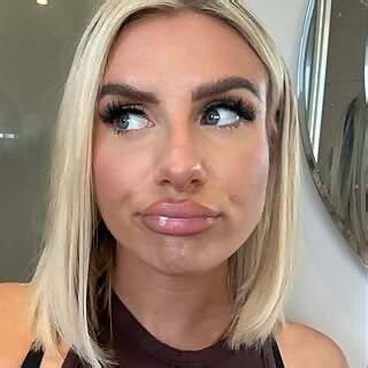 Chloe Burrows Influencer Image