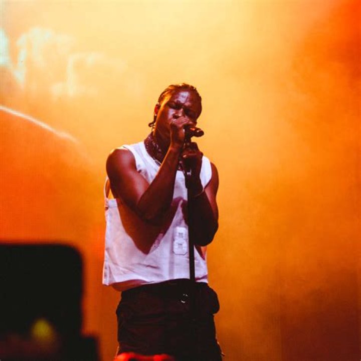 Daniel Caesar performing live