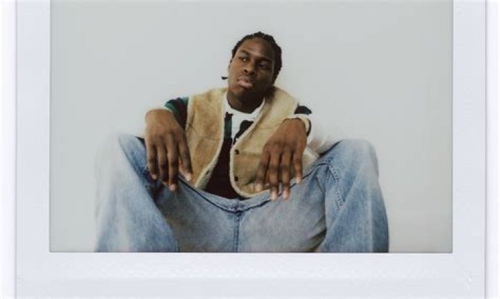 Daniel Caesar posing at an event