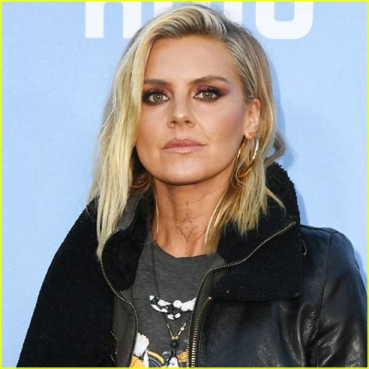 Eliza Coupe Net Worth