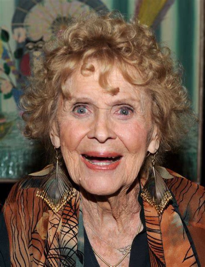 Gloria Stewart Net Worth