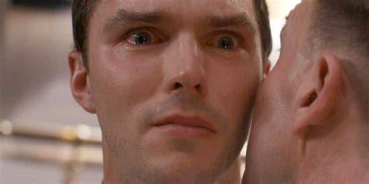 (L-R) Tyler (Nicholas Hoult) and Margot (Anya Taylor-Joy)
